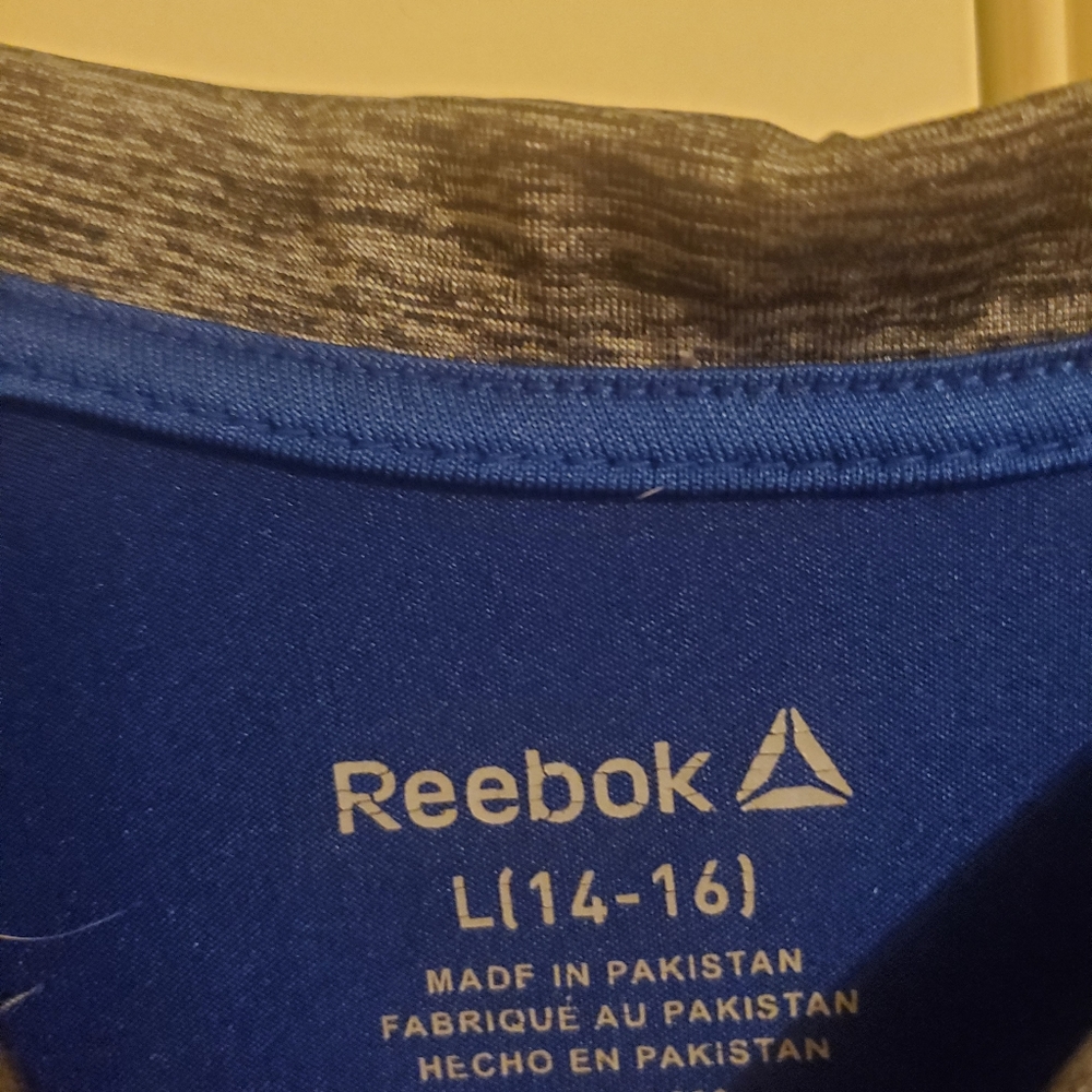 Athletic Reebok shirt. Child - Picture 3 of 5